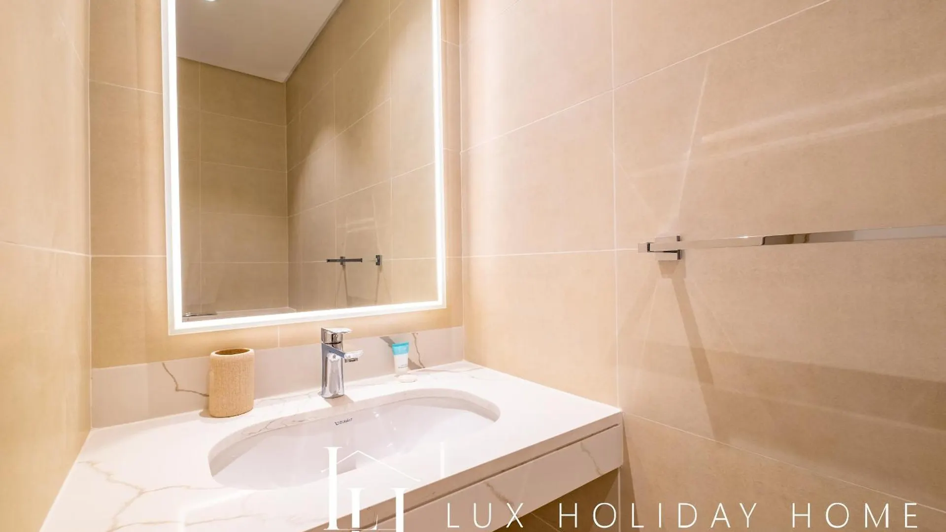 Lux The La Mer Luxury Burj View Suite 3 Dubai